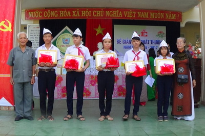 Tập thể giáo viên và học sinh Trường THCS Phù Đổng